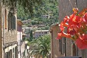 Mallorca – Deià - Gasse mit Blumenschmuck