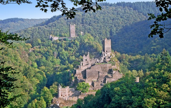 Manderscheid – die beiden Ruinen Oberburg und Niederburg im Tal der Lieser