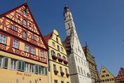Fachwerkhäuser und gotischer Turm des Rathauses