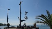 "Magische Säule" auf der Hafenmole von Bildhauer Peter Lenk