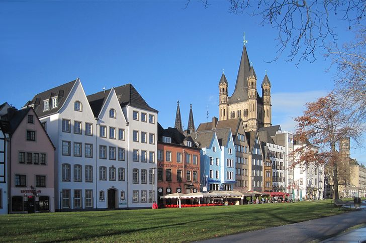 Häuser am Rheinufer in Köln