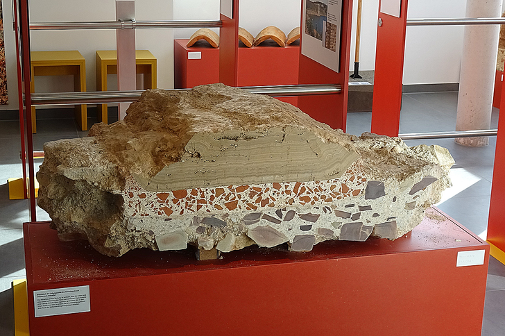 Gesteinsquerschnitt aus dem Römerkanal in der Ausstellung