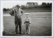 Meine FC-Geschichte: Norbert Conzen mit seinem Vater um 1961 im Hürther Stadion