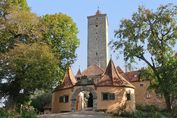 Burgturm mit dem Wach- und dem Zollhäuschen am Burggarten