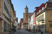 Hauptstrasse mit Kirchturm in Volkach