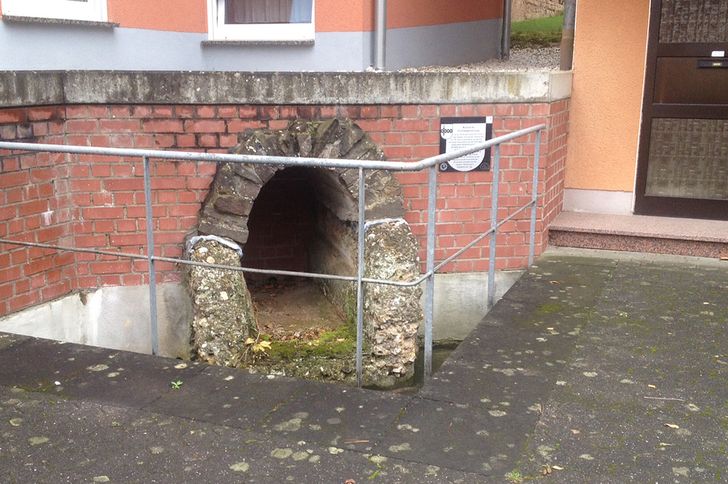 Teilstück der römischen Wasserleitung in Originallage in Bornheim-Walberberg