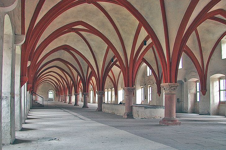 Kloster Eberbach – Mönchsdormitorium, der Schlafsaal mit Kreuzrippengewölben