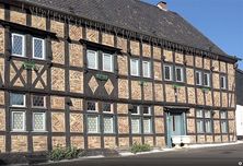 Etliche kleine Fachwerkhäuser sind in Friesheim noch erhalten, darunter das Haus Fuck von 1608.