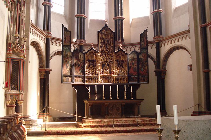Münstermaifeld – Chorraum mit Altar der ehemaligen Stiftskirche