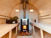 Blick in die geräumige mobile Fass-Sauna von „Mobile-Sauna-Köln-mieten“