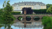 Schloss Augustusburg, kurz Schloss Brühl genannt, mit Parkbrücke
