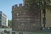 Köln – Römerturm an der Zeughausstrasse, reich verziert mit Mosaikschmuck. Er ist der  vollständigste Turm des römischen Kölns.
