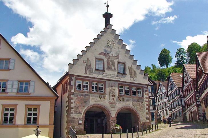 Schiltach – das mit Motiven aus der Geschichte bemalte Rathaus am Marktplatz