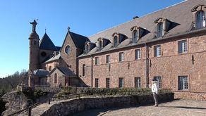 Kloster Hohenburg.auf dem Odilienberg mit der Statue der Heiligen