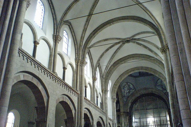 Blick in den Kirchenraum von St. Aposteln in Köln