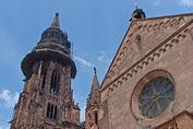 Freiburger Münster – Fassadendetail mit eingerüsteten Turm