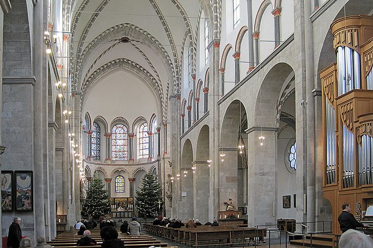 St. Kunibert - Blick in das helle Kirchenschiff mit den großartigen Glasfenstern