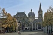 Aachener Dom – Nordansicht mit angebauten Kapellen