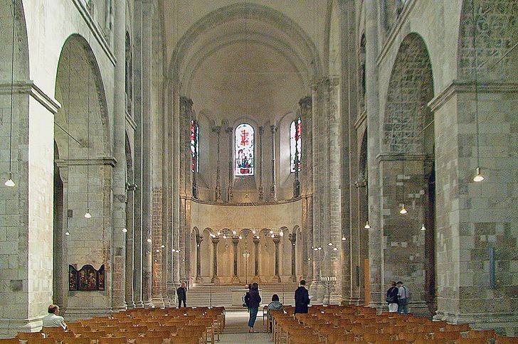 Groß St. Martin in Köln - Blick in den Innenraum mit Chor