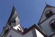 Mayen – die Kirche St. Clemens ist mit ihrem verdrehten Turm das Wahrzeichen von Mayen