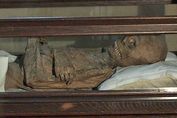 Sinzig – St. Peter – in der Seitenkapelle liegt der "Vogt von Sinzig", eine mumifizierte Leiche mit abenteuerlicher Geschichte