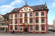 Das barocke Offenburger Rathaus von 1741 wird zur Fasnet geschmückt