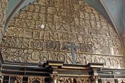 Die Goldene Kammer, die Reliquienkammer in der romanischen Kirche St. Ursula, ist an allen vier Wänden mit dem größten jemals aus menschlichen Knochen angefertigtem Mosaik bedeckt.