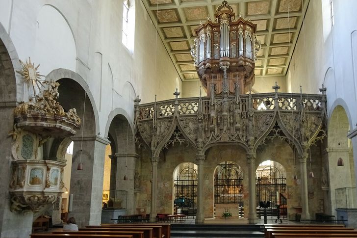 St. Pantaleon in Köln - Blick in das Kirchenschiff mit Lettner und Kanzel