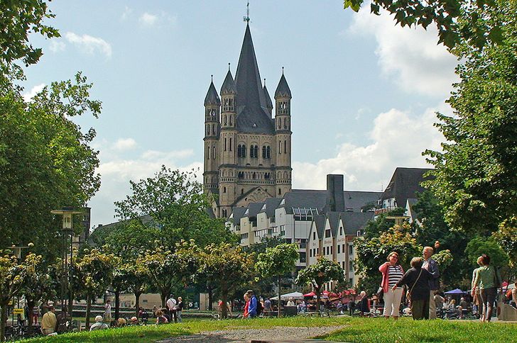 Groß St. Martin - der weithin sichtbare Vierungsturm am Kölner Rheinufer