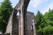 Klosterruine Allerheigen – Mauerreste der Klosterkirche mit gotischem Spitzbogen